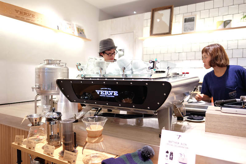 Kesibukan di balik espresso bar.