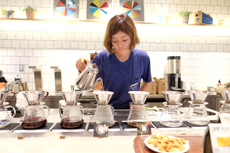 Saat teduh. saatnya kopi diseduh.
