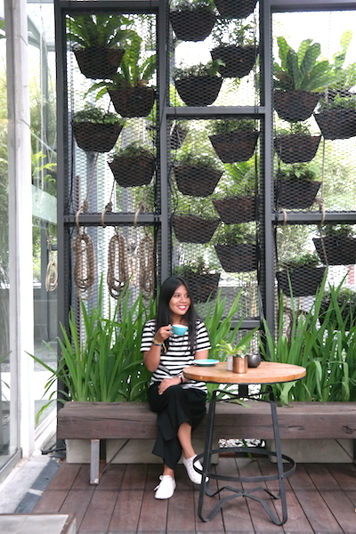 Nyamannya nongkrong di bagian outdoor.