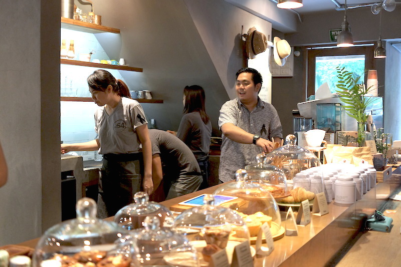 Kesibukan di Luka Cafe.