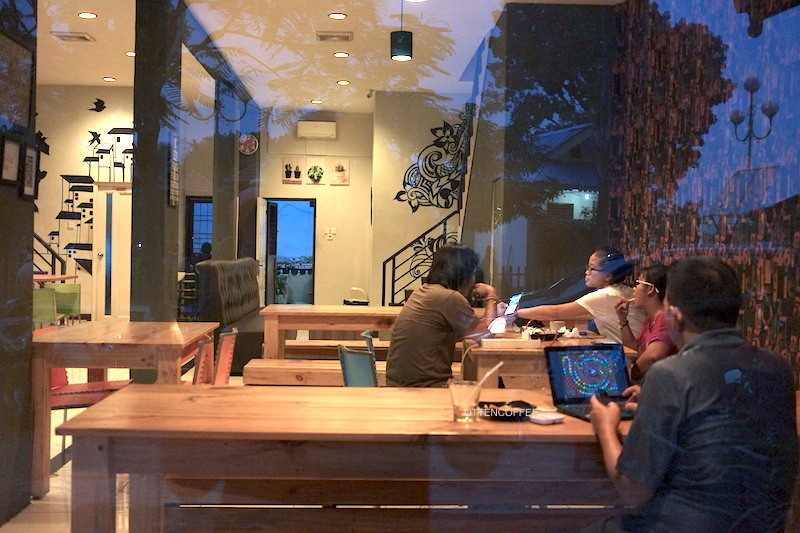 Mau rame-rame atau sendirian. Kopi tetap setia menemani kalian.