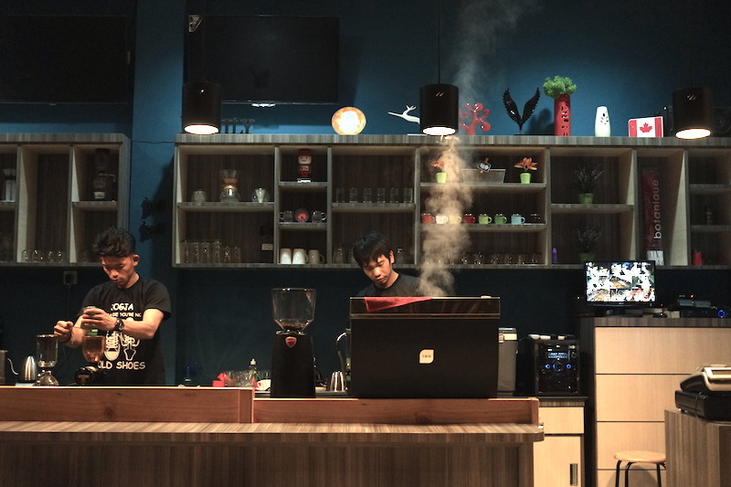 Veteran Coffee's coffee bar. Mengepul sudah asap di balik mesin kopi.