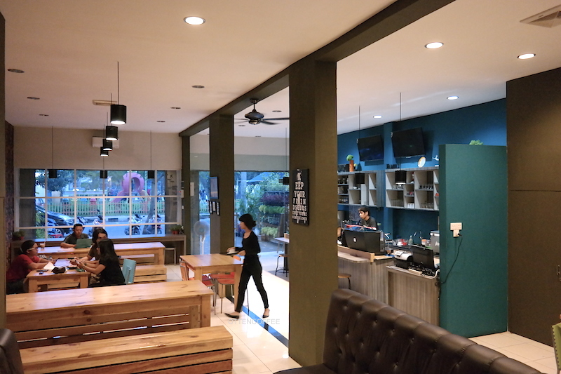 Sore itu lengang. Membuat ngopi lebih menyenangkan.