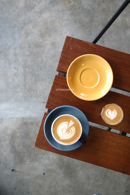 Piccolo latte and cafe latte.