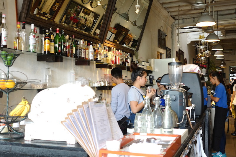 Situasi di balik coffee bar.