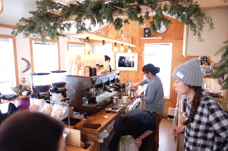 Coffee bar yang sungguh sibuk.