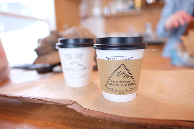 Semua kopi disajikan pada paper cup.