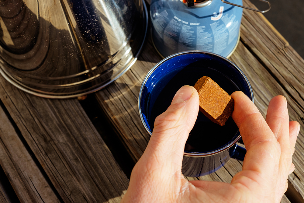 KOPI BERBENTUK BALOK DARI JIVA CAMPING COFFEE