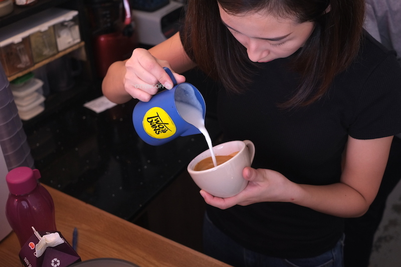 Sang barista sedang meracik kopi saya