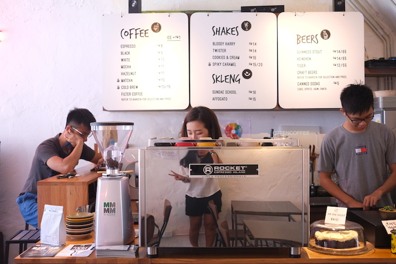 Suasana coffee bar di Two Buns!