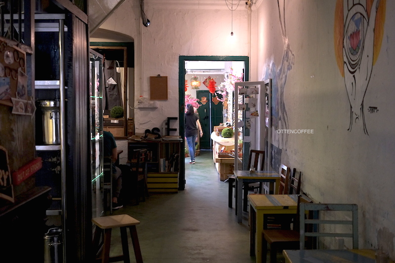 Lorong menuju the glasses store