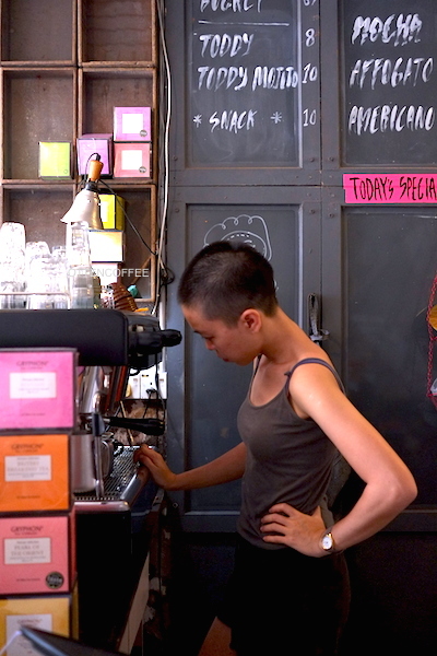 Jamie, co-founder Narrow Marrow merangkap barista sedang meracik kopi.