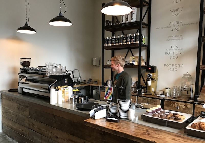 Barista satu-satunya di kedai ini.