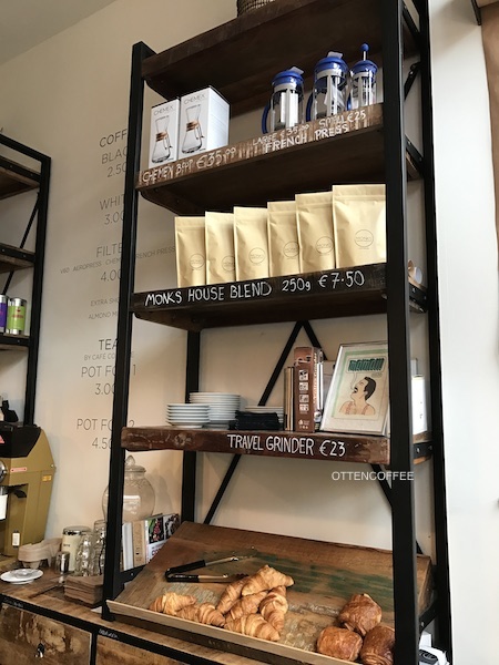 Bisa beli oleh-oleh juga nih!