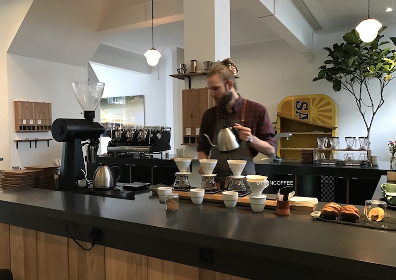 Sang barista siap menyeduh kebahagiaan.