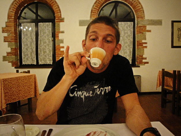 Kira-kira, beginilah pose orang Italia ketika menikmati espresso.