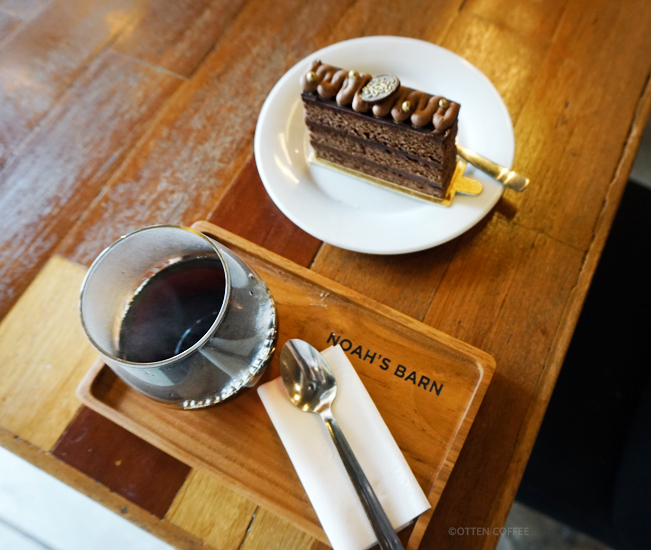 Secangkir kopi Kenya dan sepotong kue coklat adalah jodoh yang pas.
