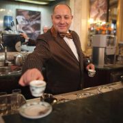 CARA MINUM ESPRESSO ORANG ITALIA DAN SEJARAH YANG BERKEMBANG