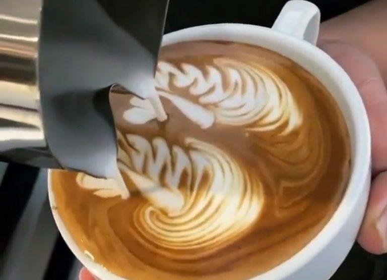 MEMILIH MILK JUG YANG SESUAI UNTUK  LATTE  ART  Majalah 