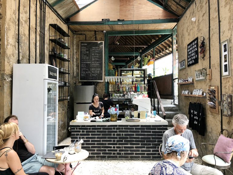 MERAYAKAN KEMALASAN DI LAZY CATS CAFE UBUD Majalah Otten Coffee