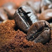 UNTUK PENGOPI PEMULA BAIKNYA SEDIA BUBUK KOPI ATAU BIJI KOPI?