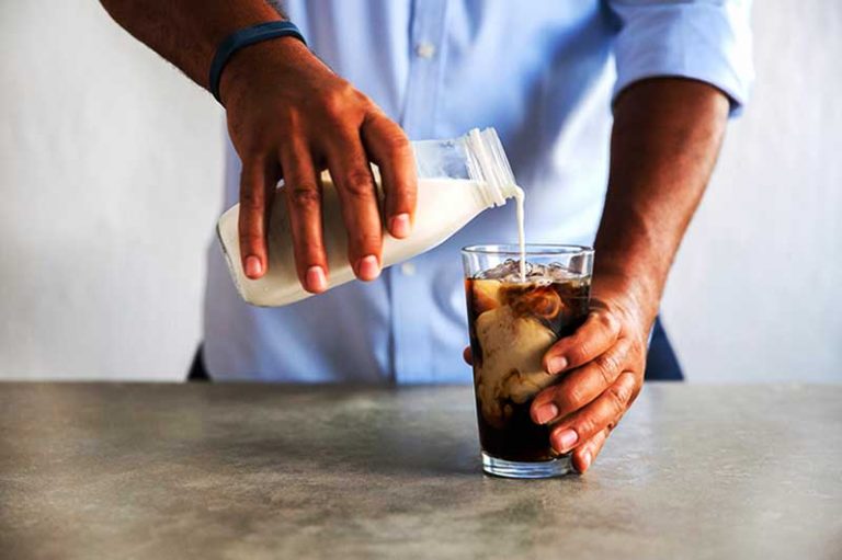 JATUH CINTA YANG CANDU ADALAH SECANGKIR COLD BREW