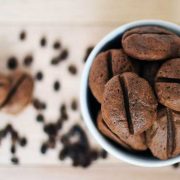 MERAYAKAN MOMEN BAHAGIA DENGAN BISKUIT KOPI COKLAT