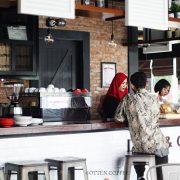 DINE AND CHAT: SEBUAH REFERENSI KEDAI KOPI SPESIALTI DI JAMBI   
