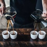 BAGAIMANA CARA MENYAJIKAN KOPI UNTUK PELANGGAN
