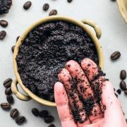 MERENDAM KAKI DENGAN KOPI UNTUK REDAKAN NYERI