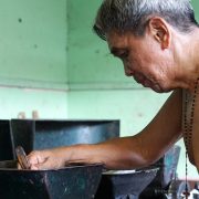 PENGGILING KOPI TRADISIONAL DI CEBU FILIPINA