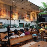 OEANG COFFEE ROASTERY: MINUM KOPI DAN MENCETAK KENANGAN