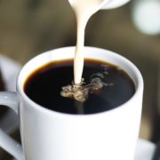 MANFAAT KOPI TERDEGRADASI KETIKA DICAMPUR SUSU, BENARKAH?