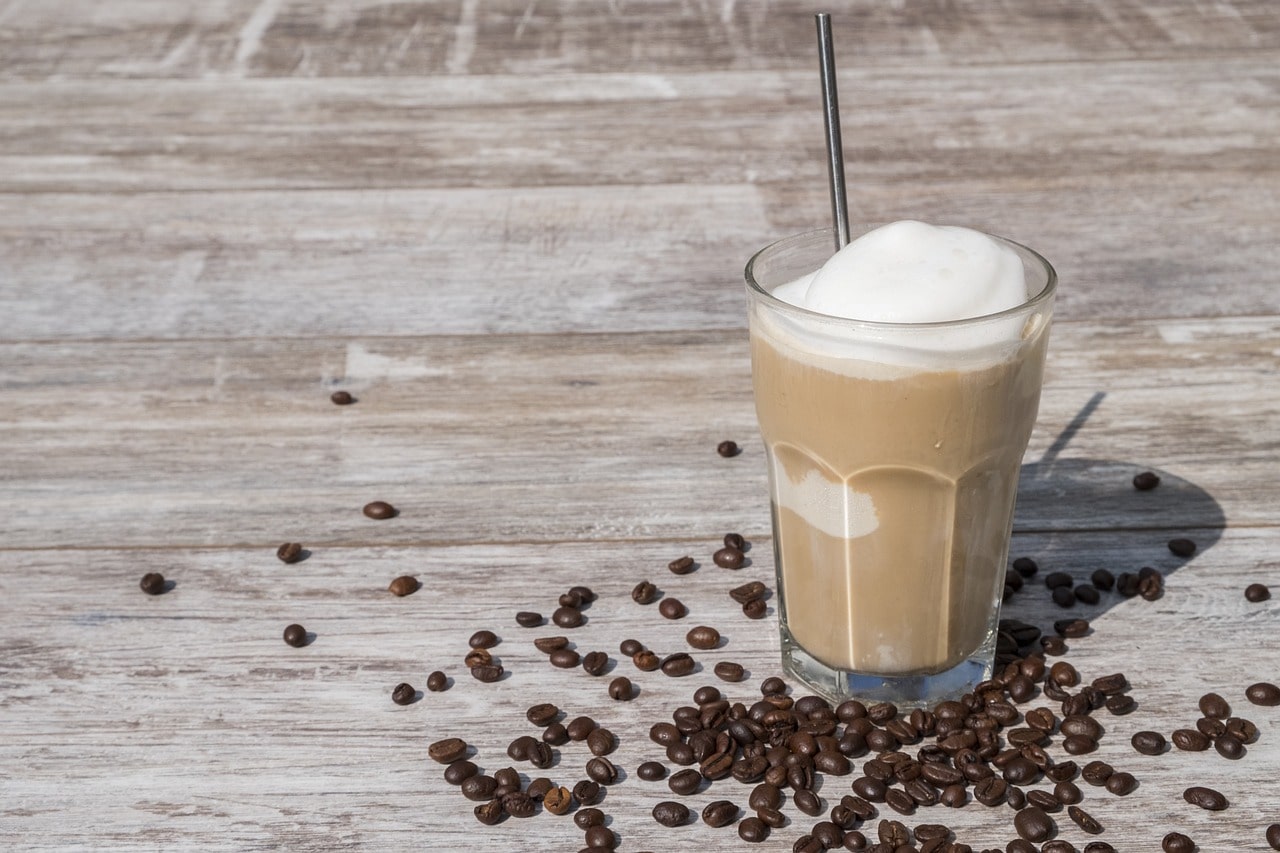 BISAKAH BIKIN ES KOPI SUSU TANPA ALAT KOPI?